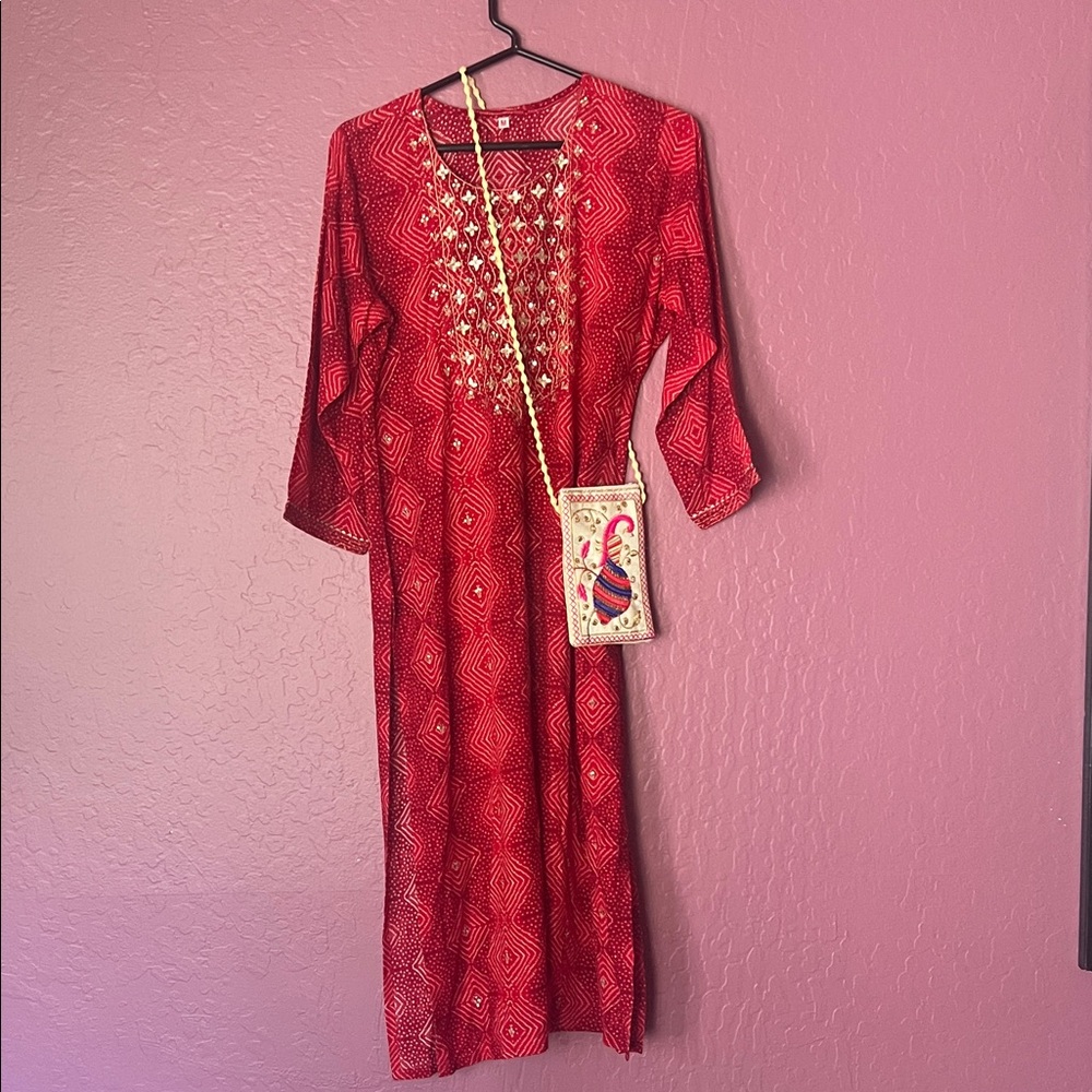 Elegant Red and Gold Sequin Patterned Dress includes purse. Size Medium